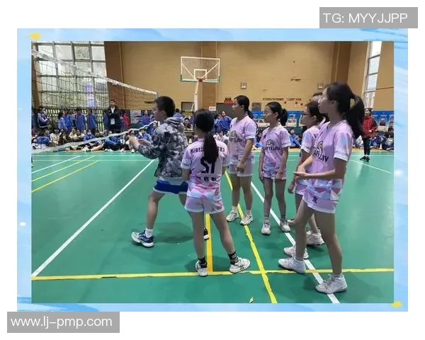 重庆排球队选拔赛点评：团队协作展现出色配合与拼搏精神